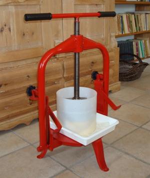Ostepresse. H�jde: 690 mm.